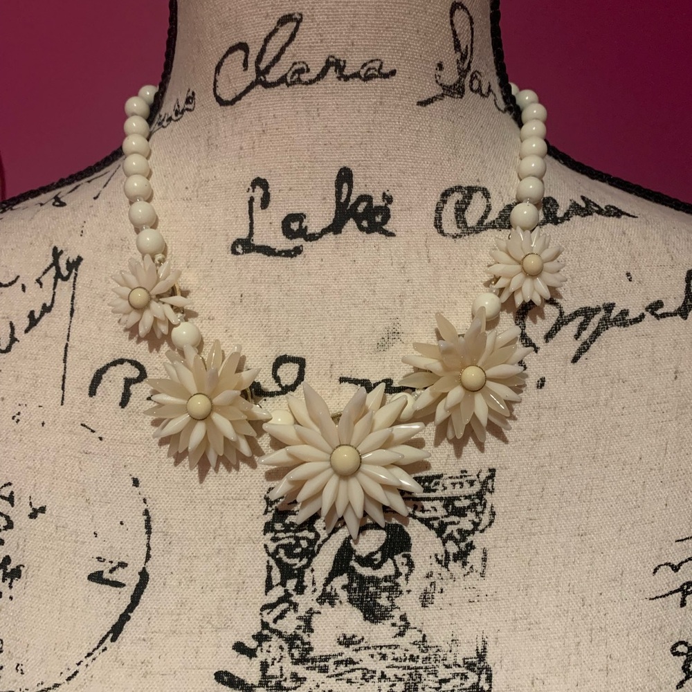 Talbots Off-White Daisy Floral Flowers Lucite Beaded Necklace